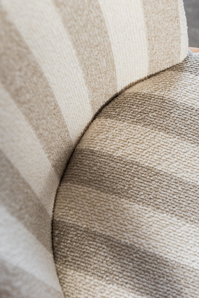 כיסא מרופד ידיות עץ בד פסים בהיר