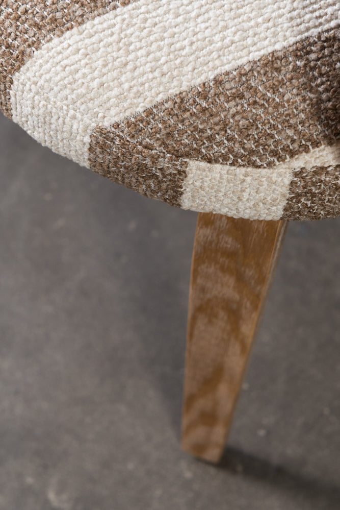 כיסא מרופד ידיות עץ בד פסים חום