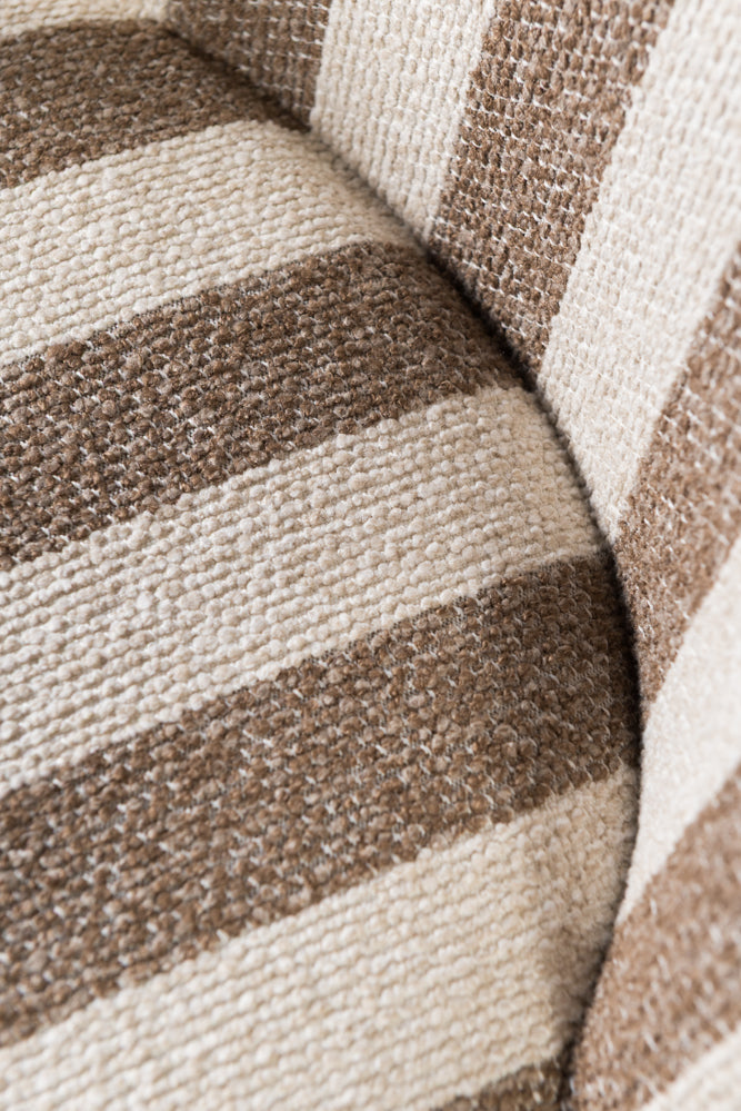 כיסא מרופד ידיות עץ בד פסים חום