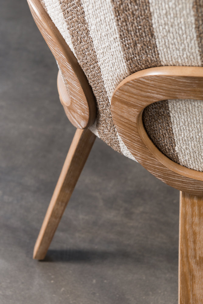 כיסא מרופד ידיות עץ בד פסים חום