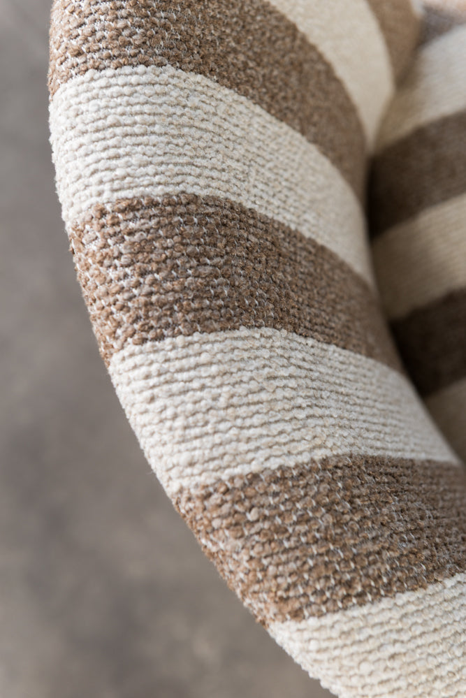 כיסא מרופד ידיות עץ בד פסים חום