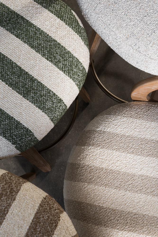 כיסא מרופד ידיות עץ בד פסים בהיר