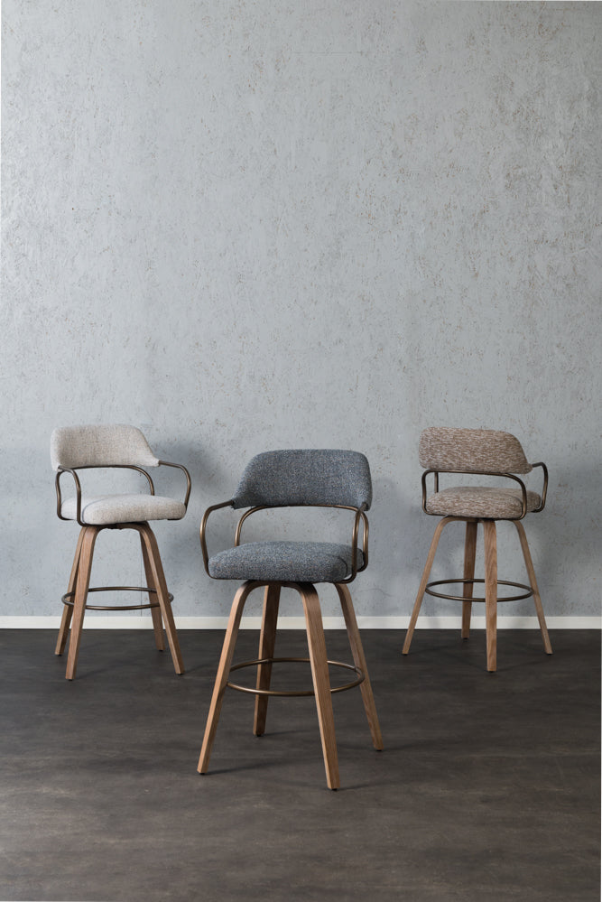 כיסא בר ידיות מתכת דקות בד חום