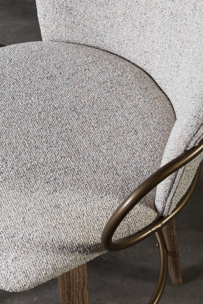 כיסא בר מרופד בד בהיר בעל רגלי עץ וטבעת ברזל