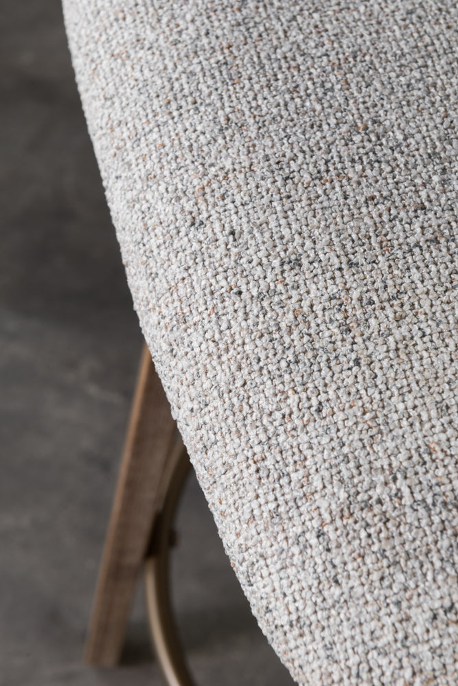 כיסא בר מרופד בד בהיר בעל רגלי עץ וטבעת ברזל