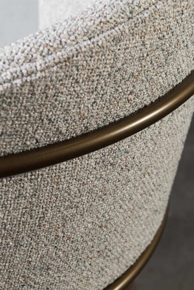 כיסא בר מרופד בד בהיר בעל רגלי עץ וטבעת ברזל