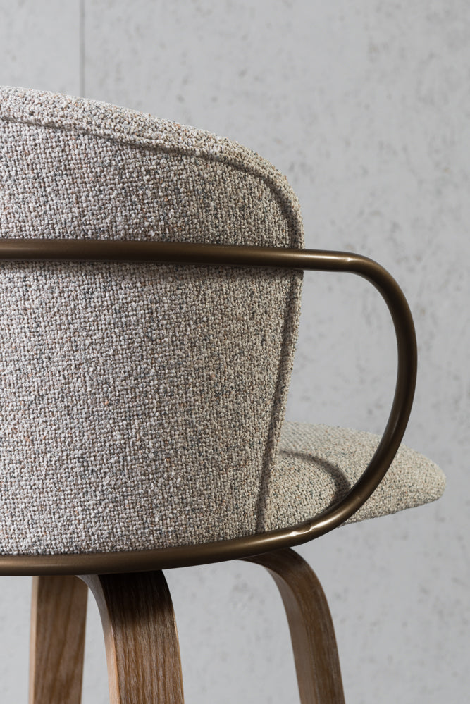 כיסא בר מרופד בד בהיר בעל רגלי עץ וטבעת ברזל