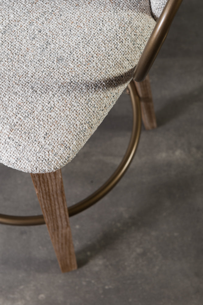 כיסא בר מרופד בד בהיר בעל רגלי עץ וטבעת ברזל