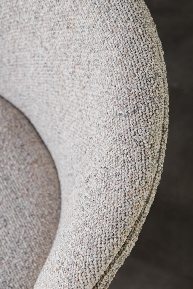 כיסא בר מרופד בד בהיר בעל רגלי עץ וטבעת ברזל