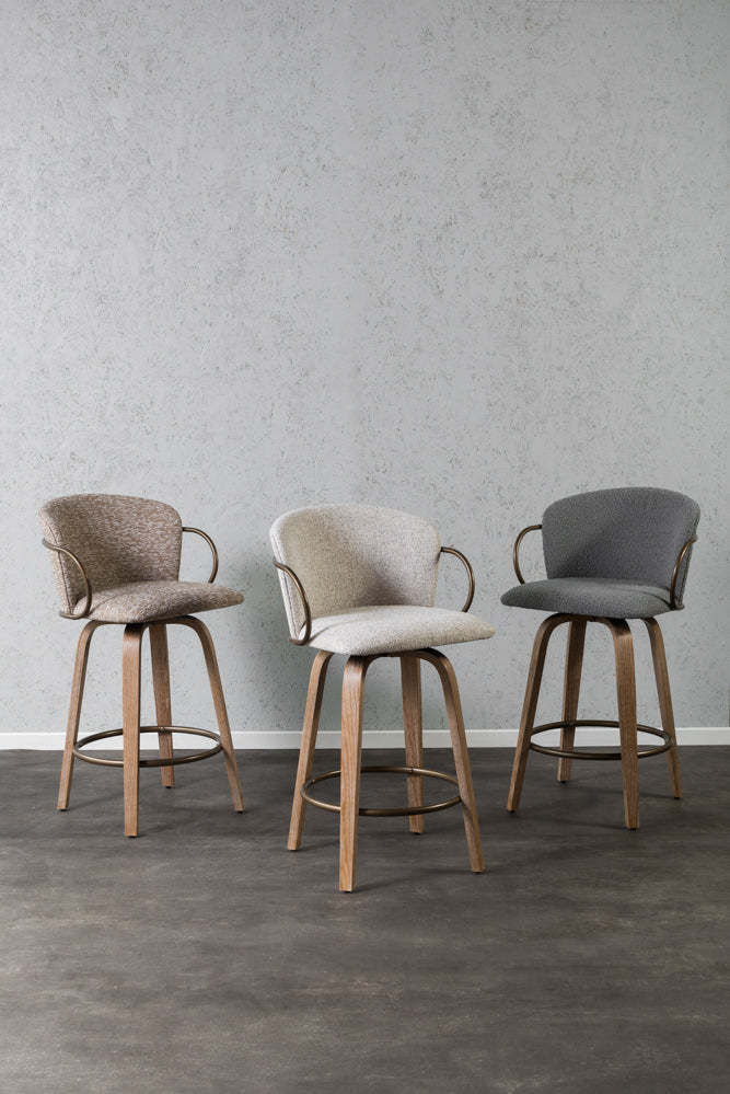 כיסא בר מרופד בד בהיר בעל רגלי עץ וטבעת ברזל