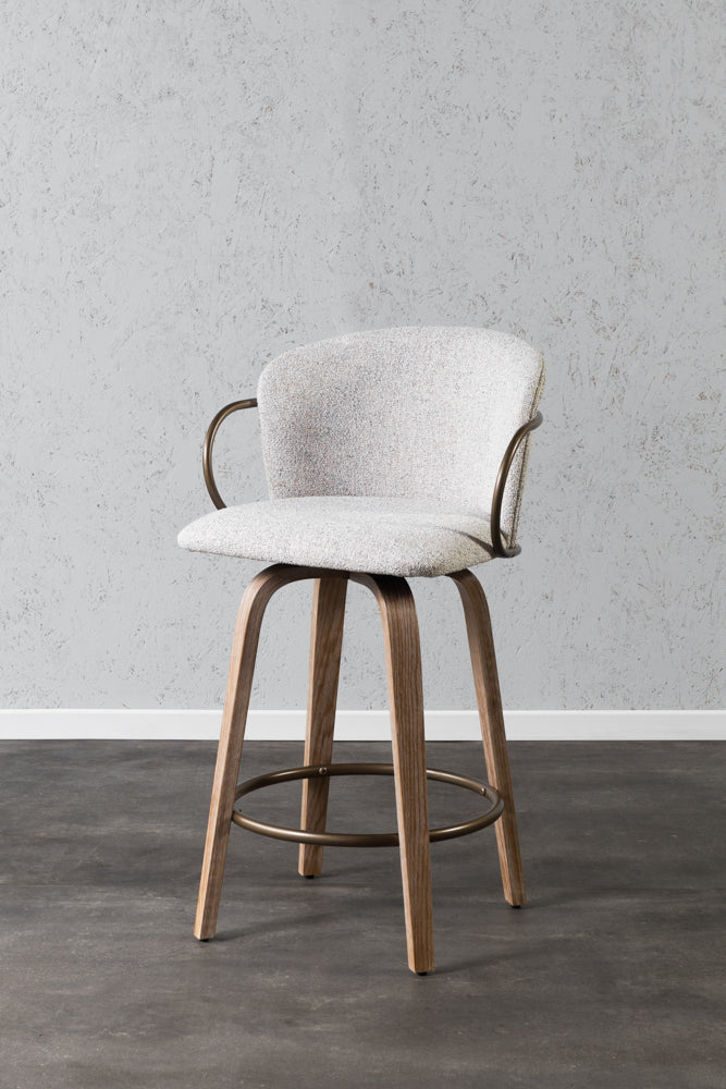 כיסא בר מרופד בד בהיר בעל רגלי עץ וטבעת ברזל