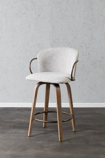 כיסא בר מרופד בד בהיר בעל רגלי עץ וטבעת ברזל