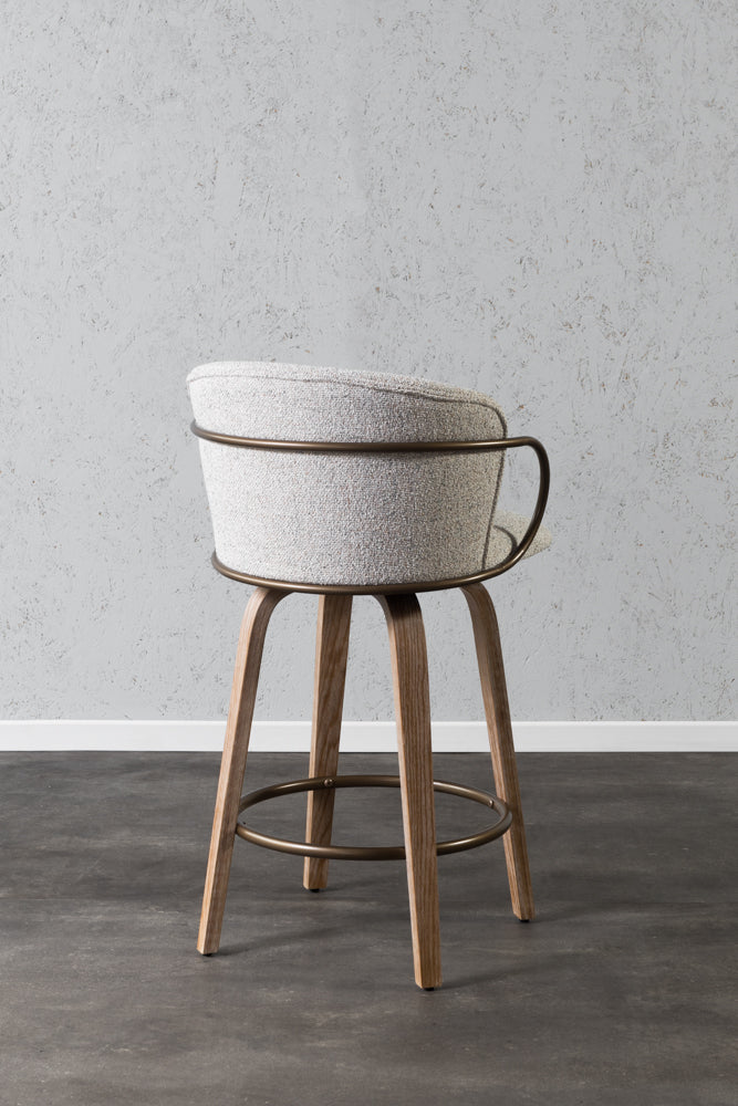 כיסא בר מרופד בד בהיר בעל רגלי עץ וטבעת ברזל