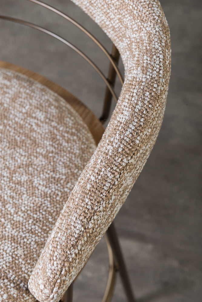 כיסא בר מרופד משענת מעוגלת בשילוב מתכת בד חום