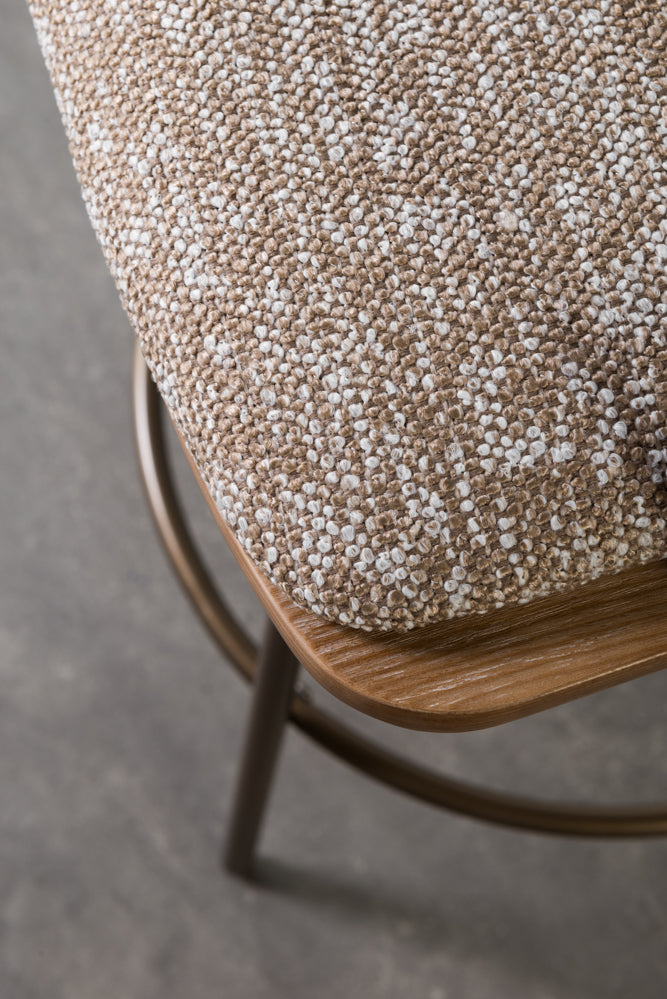 כיסא בר מרופד משענת מעוגלת בשילוב מתכת בד חום