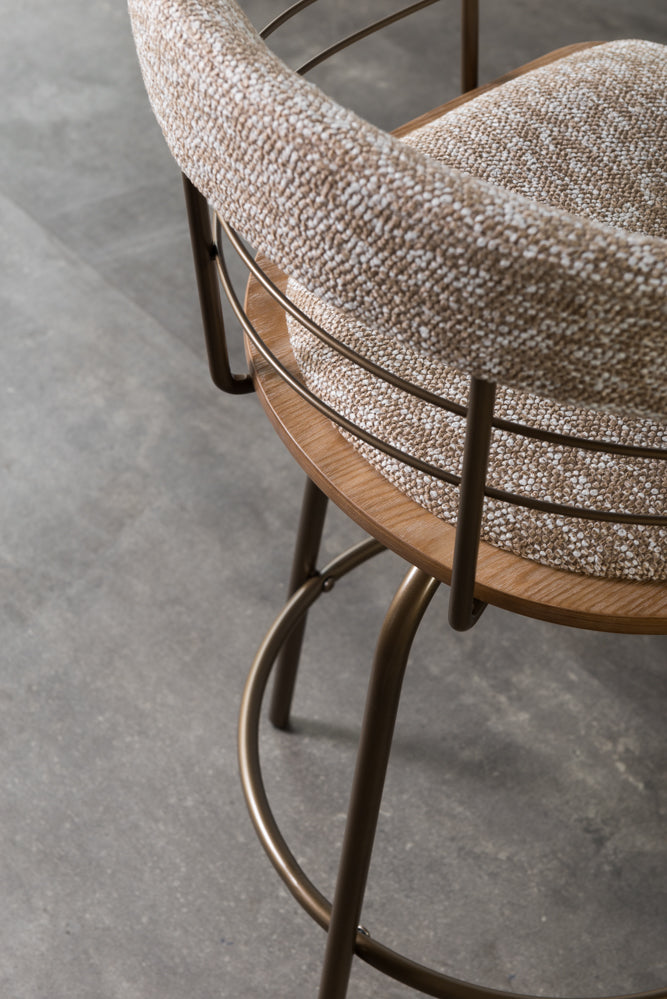 כיסא בר מרופד משענת מעוגלת בשילוב מתכת בד חום