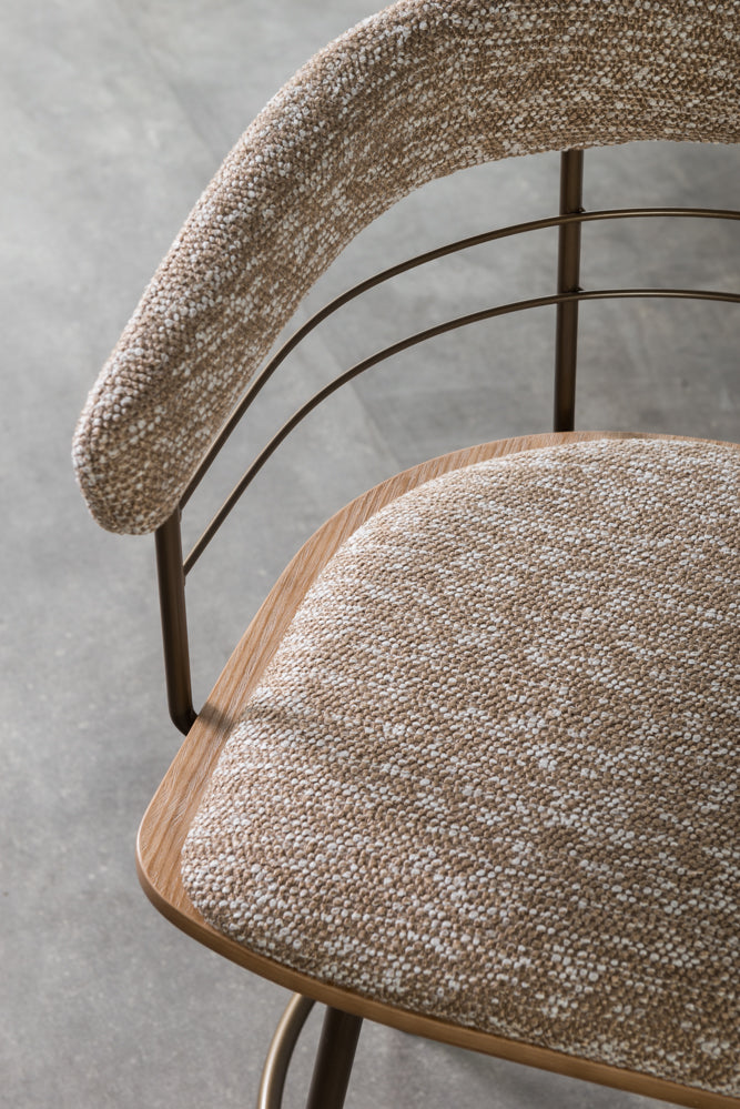 כיסא בר מרופד משענת מעוגלת בשילוב מתכת בד חום