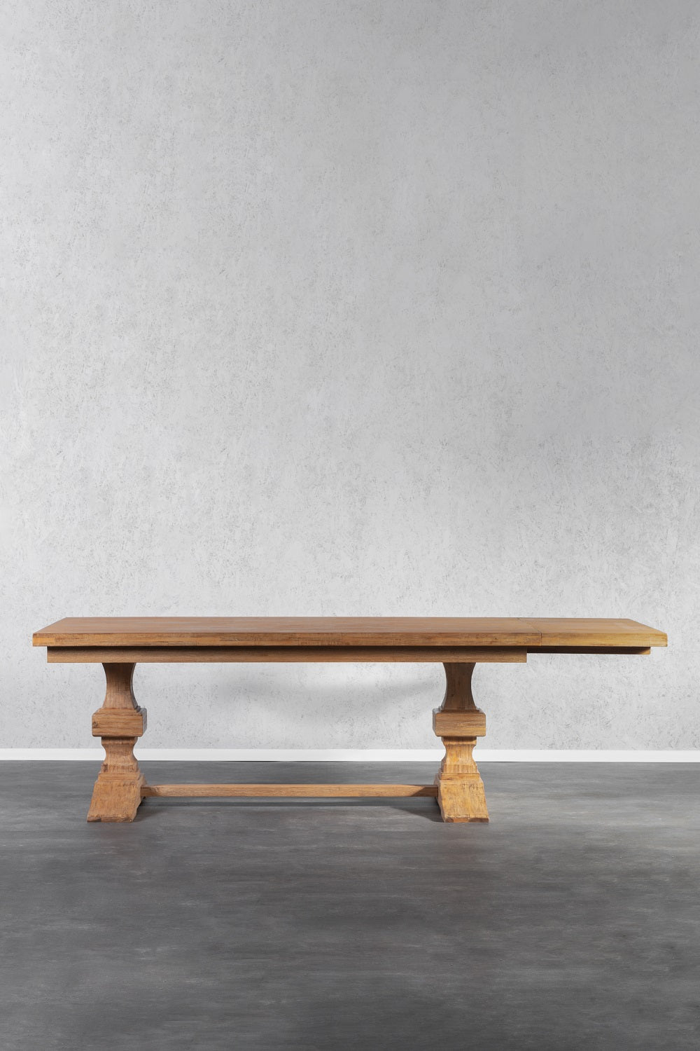 שולחן אוכל מעץ מלא בסנגון כפרי