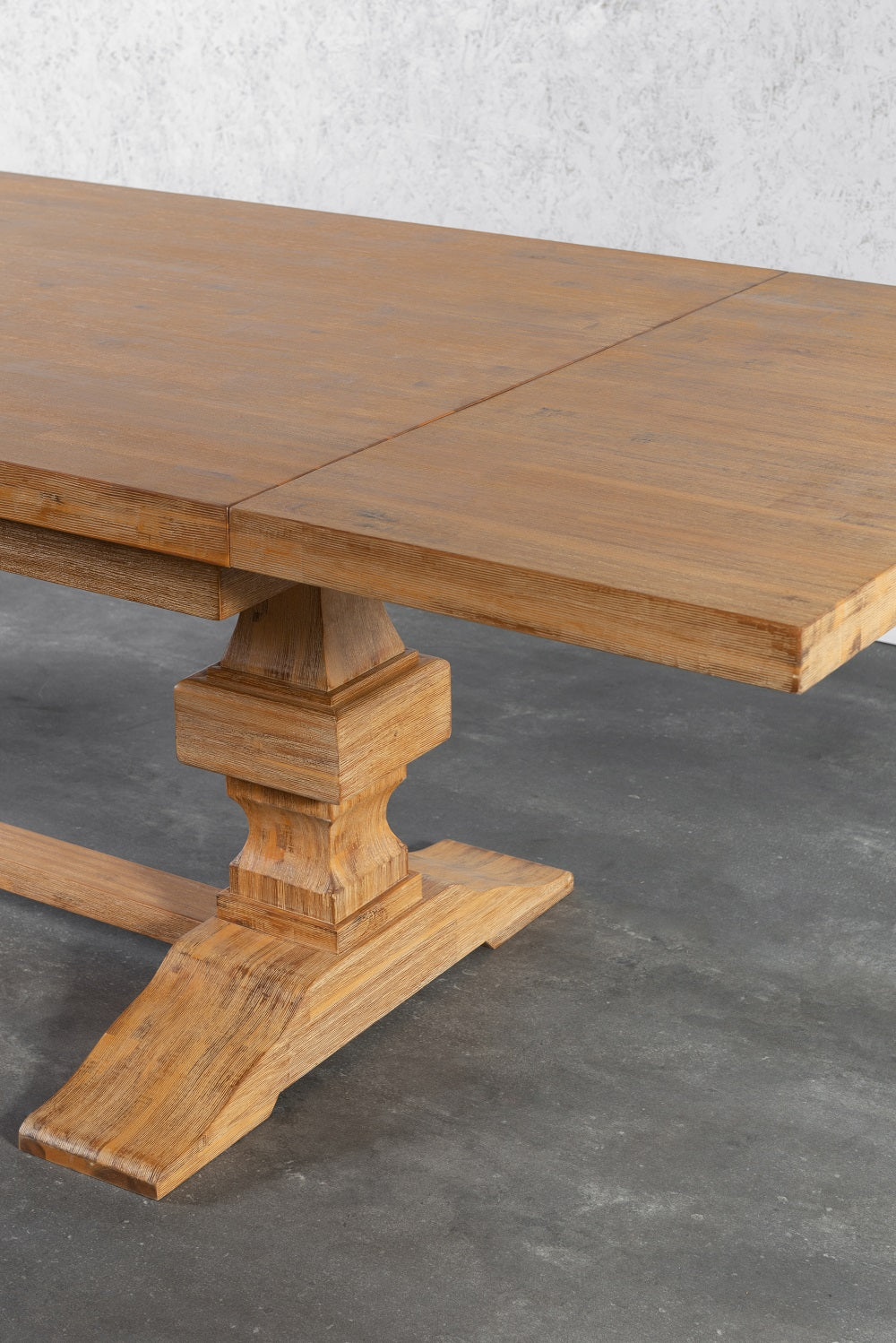 שולחן אוכל מעץ מלא בסנגון כפרי