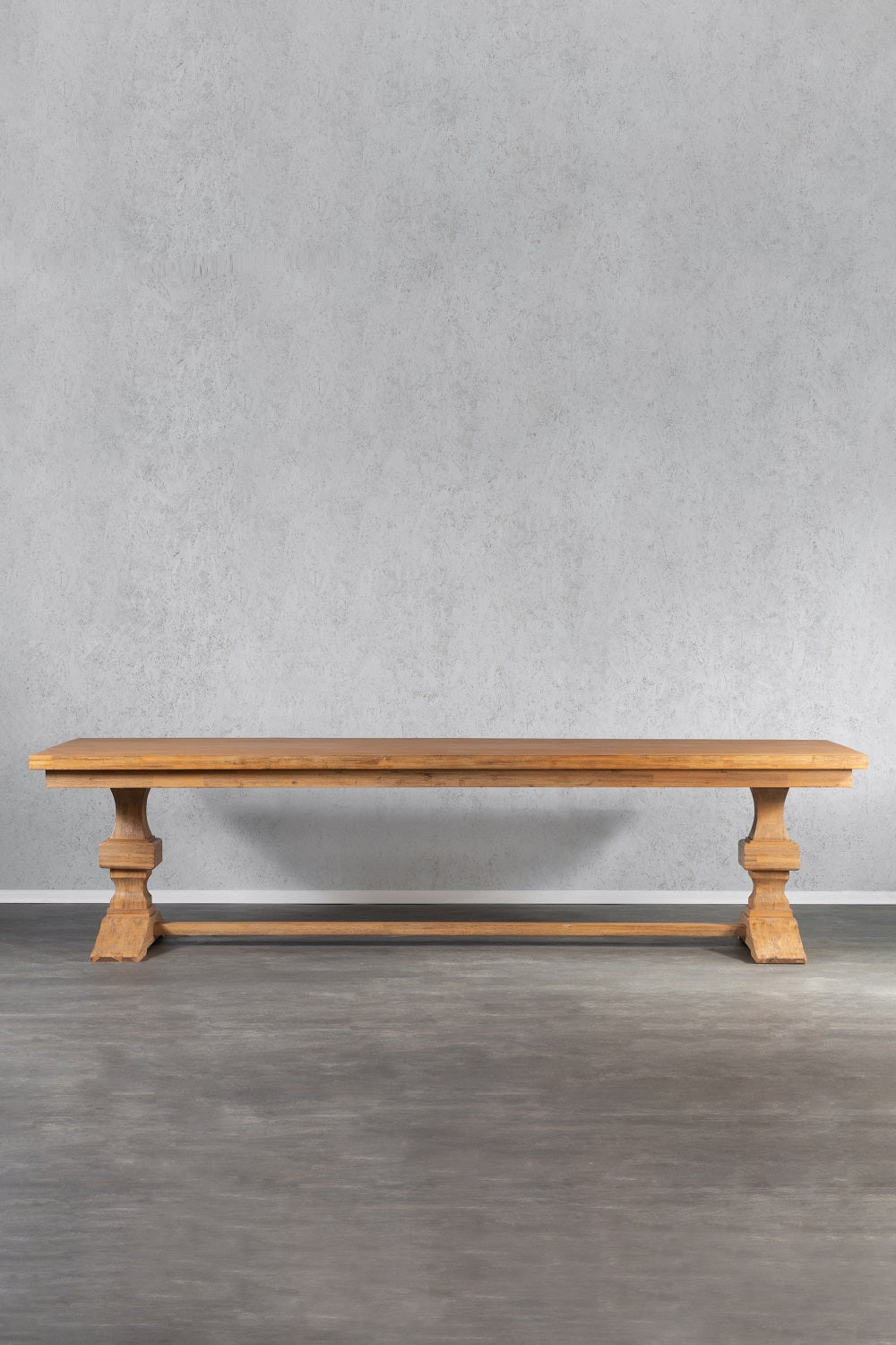 שולחן אוכל מעץ מלא בסנגון כפרי