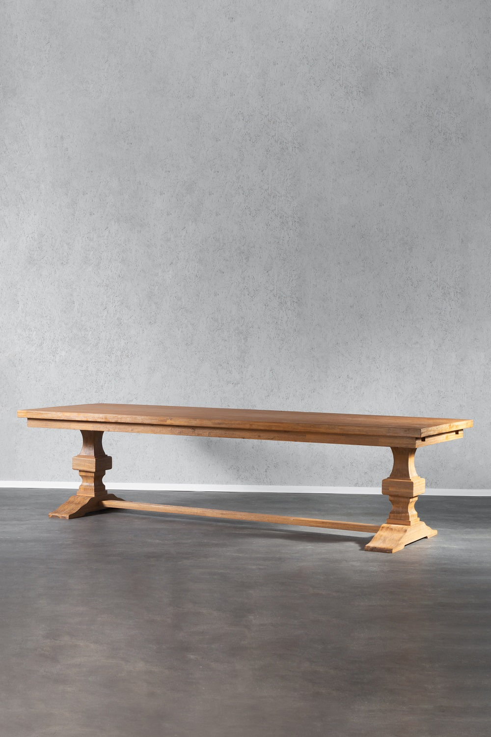 שולחן אוכל מעץ מלא בסנגון כפרי