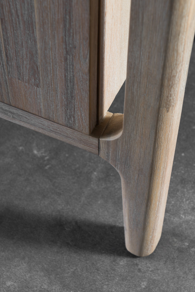 קומודה גבוהה מעץ מלא מקולקציית איזי