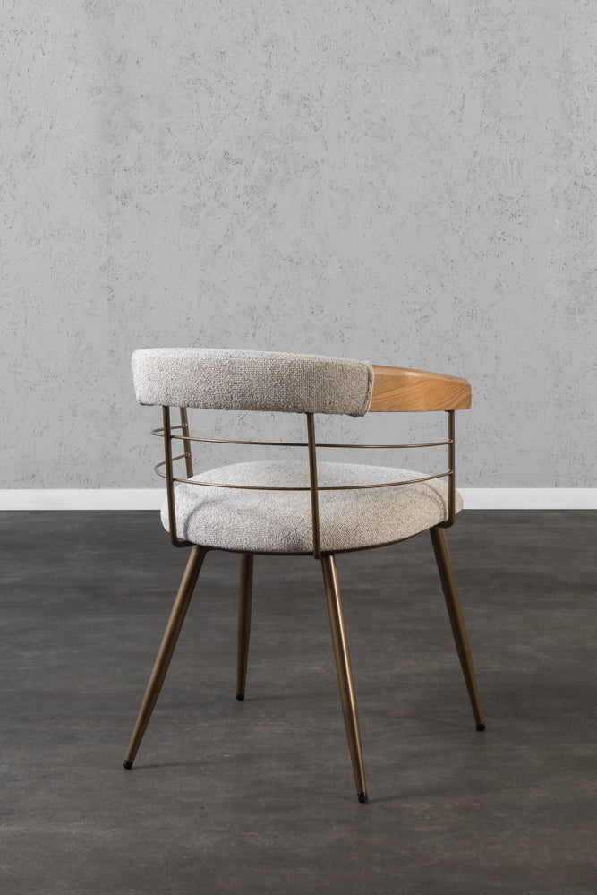 כיסא משענת מעוגלת בשילוב מתכת בד בהיר