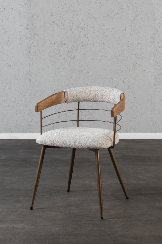 כיסא משענת מעוגלת בשילוב מתכת בד בהיר