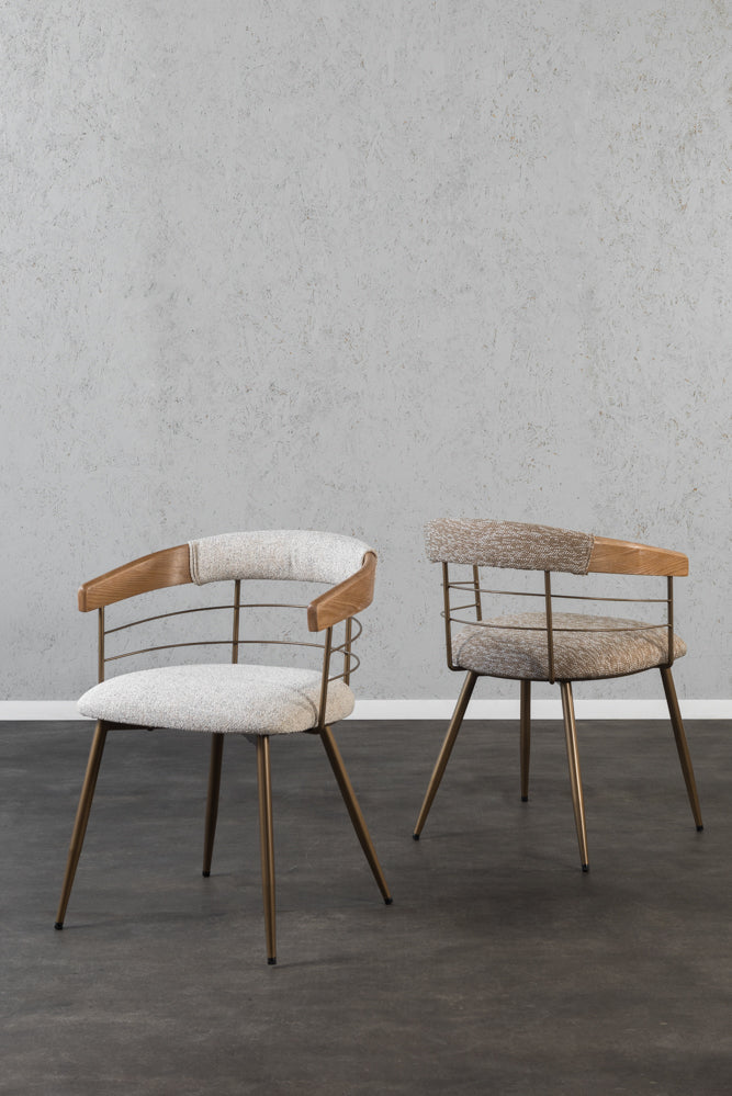 כיסא משענת מעוגלת בשילוב מתכת בד בהיר