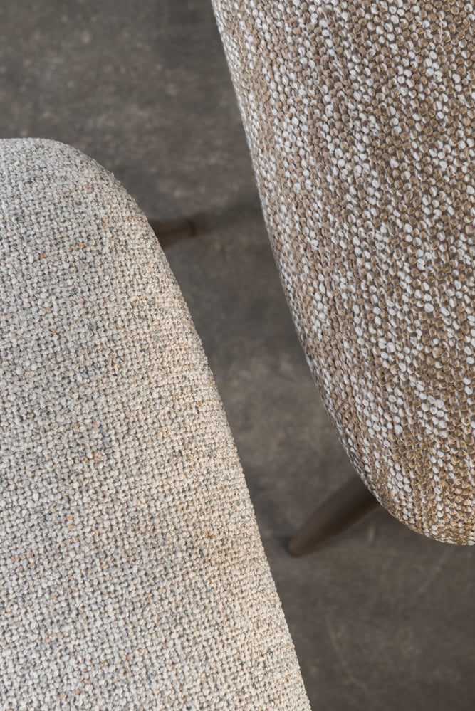 כיסא משענת מעוגלת בשילוב מתכת בד בהיר