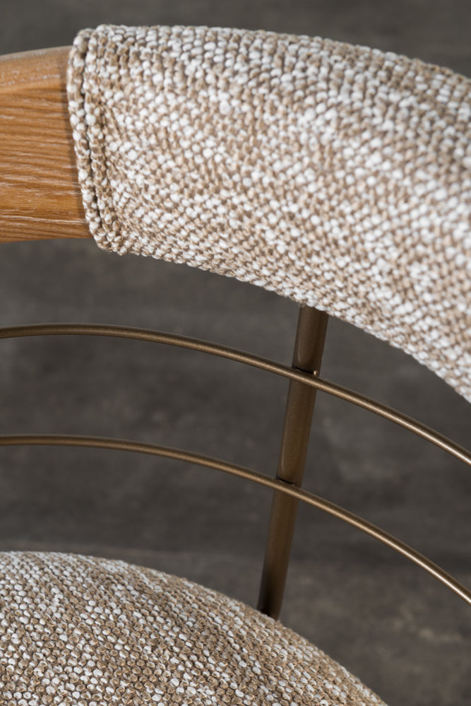 כיסא משענת מעוגלת בשילוב מתכת בד חום