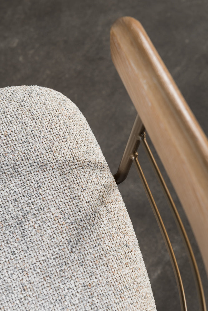 כיסא משענת מעוגלת בשילוב מתכת בד בהיר