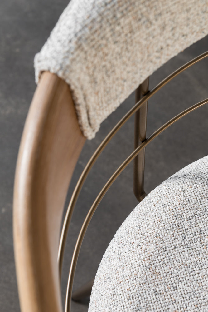 כיסא משענת מעוגלת בשילוב מתכת בד בהיר