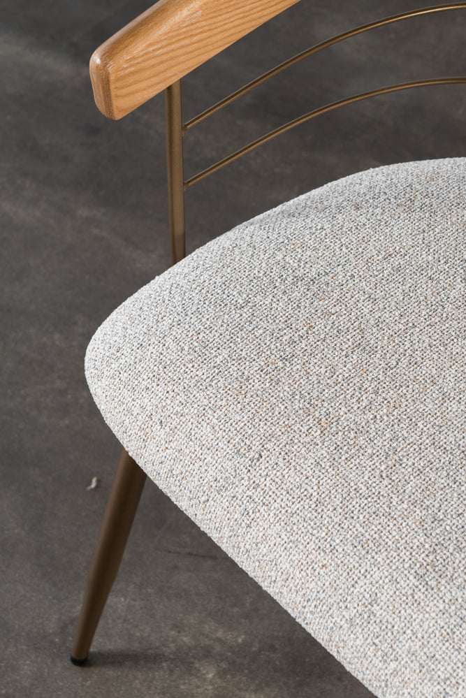 כיסא משענת מעוגלת בשילוב מתכת בד בהיר