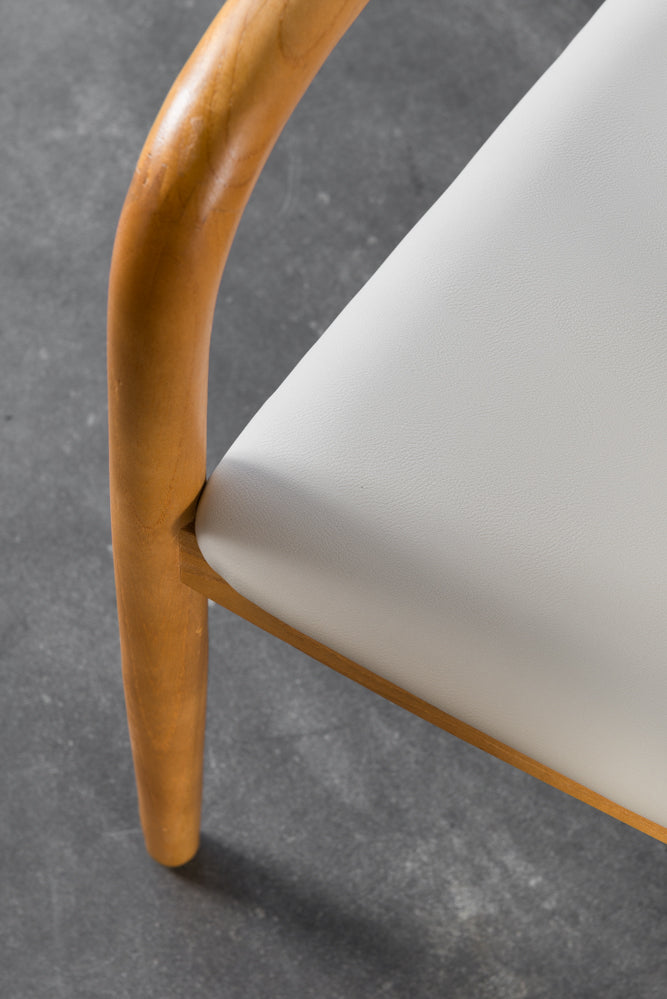 כיסא טוקיו עץ טבעי דמוי עור בהיר