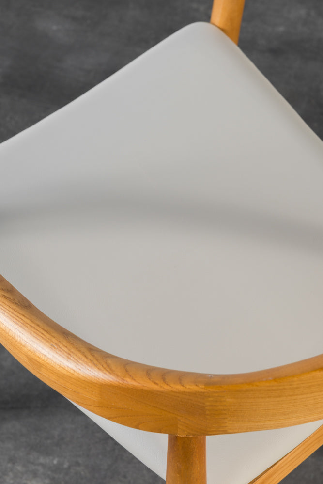 כיסא טוקיו עץ טבעי דמוי עור בהיר