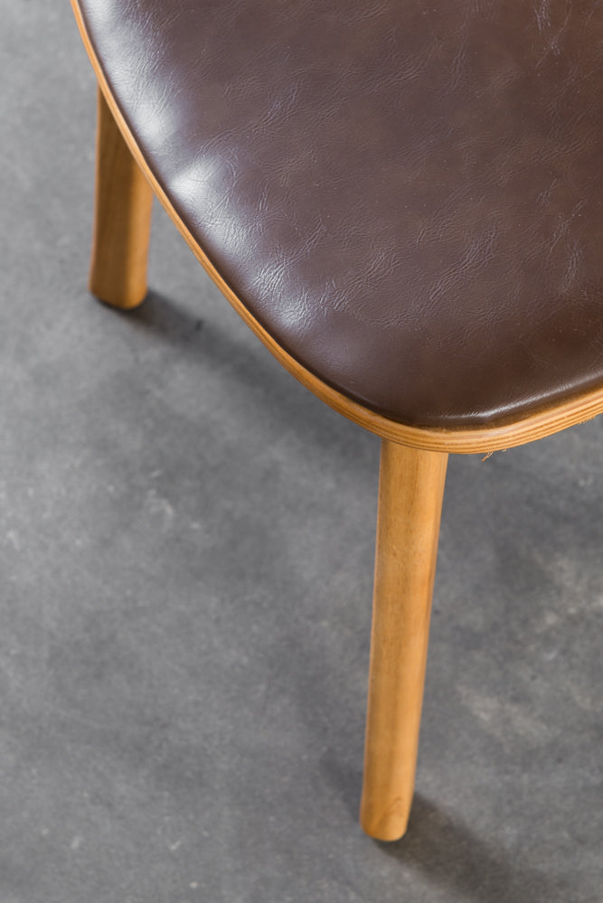 כיסא ירח גוון אחיד דמוי עור כהה