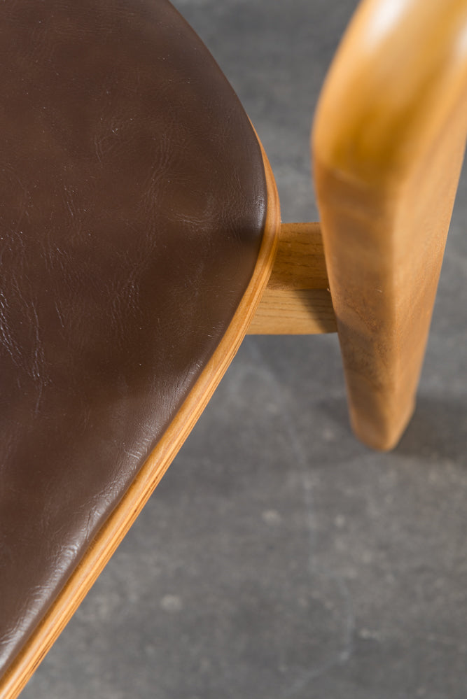 כיסא ירח גוון אחיד דמוי עור כהה