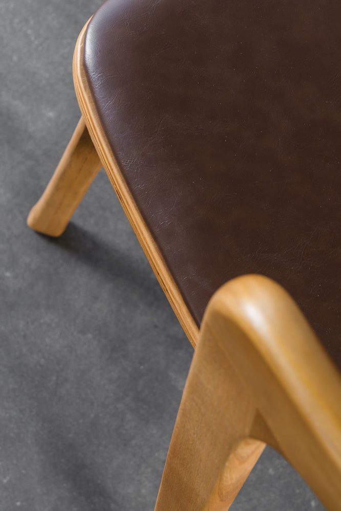 כיסא ירח גוון אחיד דמוי עור כהה