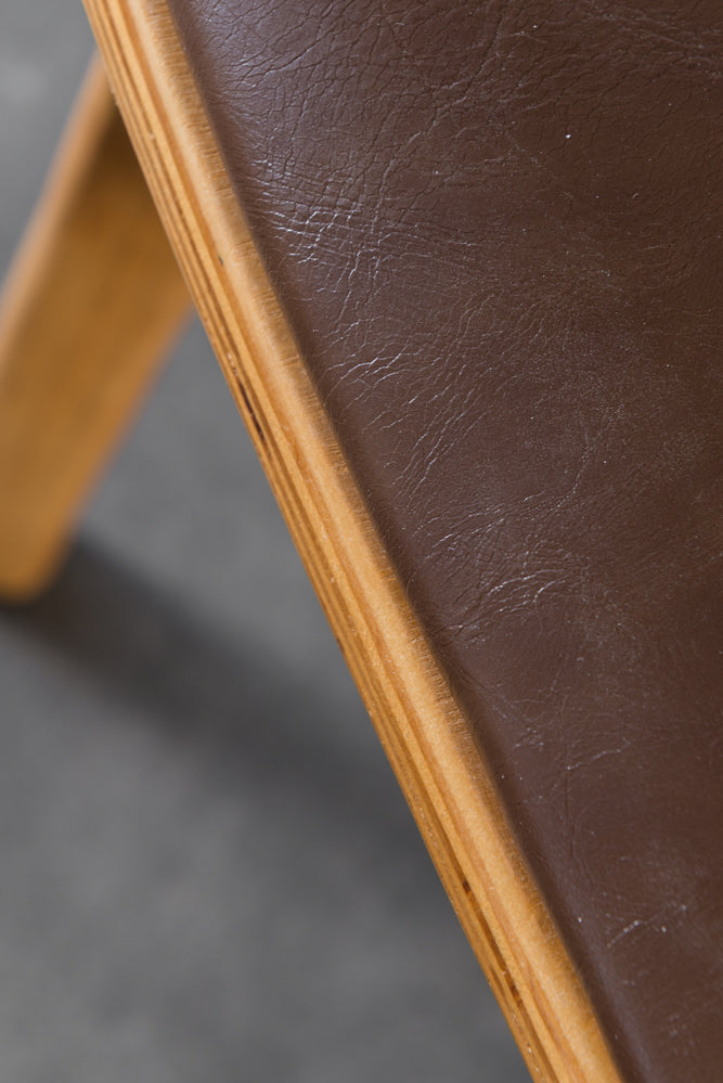 כיסא ירח גוון אחיד דמוי עור כהה