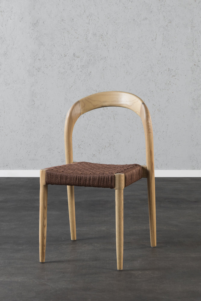 כיסא דגם סהר עץ בהיר חבל חום