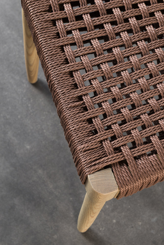 כיסא דגם סהר עץ בהיר חבל חום