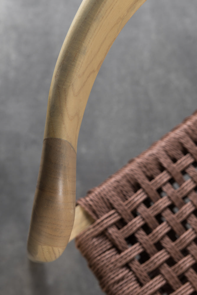 כיסא דגם סהר עץ בהיר חבל חום