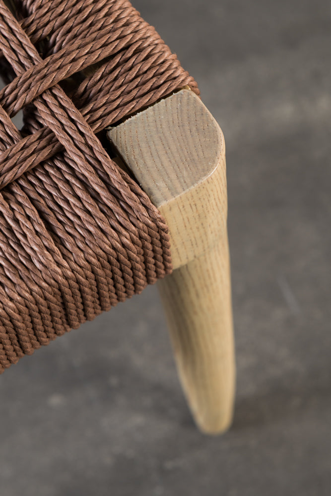 כיסא דגם סהר עץ בהיר חבל חום