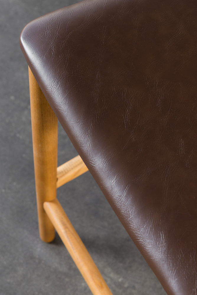 כיסא בר סהר דמוי עור כהה