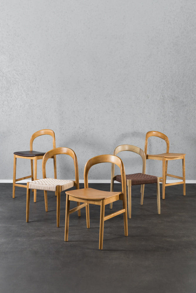 כיסא דגם סהר עץ בהיר חבל חום