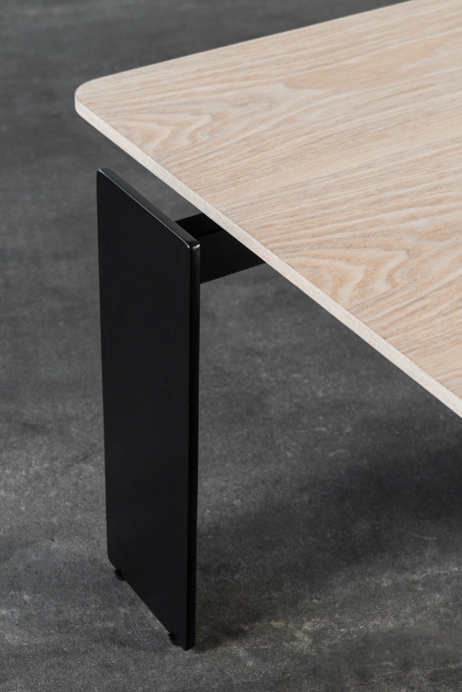 שולחן סלון אלון טבעי רגלי ברזל שחורות