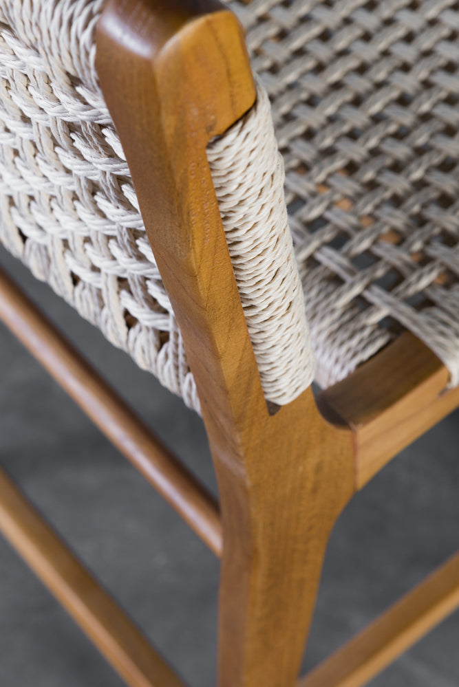 כיסא בר חבלים מעץ מלא גוון עץ טבעי