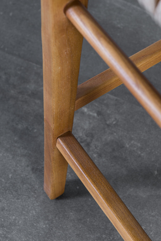 כיסא בר חבלים מעץ מלא גוון עץ טבעי