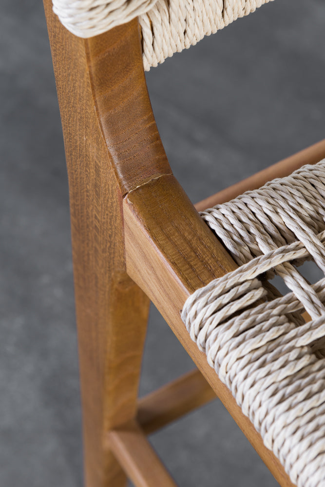 כיסא בר חבלים מעץ מלא גוון עץ טבעי